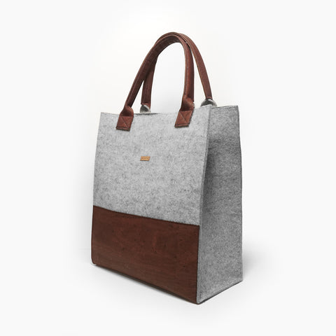 Shopper Bag aus Wollfilz und Kork in Hellgrau Braun freigestellt