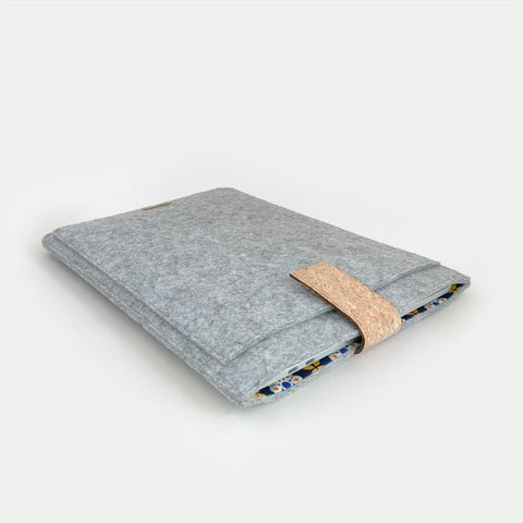 Fodral för MacBook Pro M2 Pro | med magnetstängning och extra fack | ljusgrå - Bloom | Modell "HAKA"