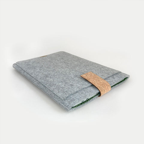 Anpassad bärbar fodral | med magnetstängning och extra fack | ljusgrå - ränder | Modell "HAKA"