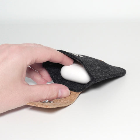 Geöffnete Filz Hülle für Kopfhörer mit Magnetverschluss und Innenansicht