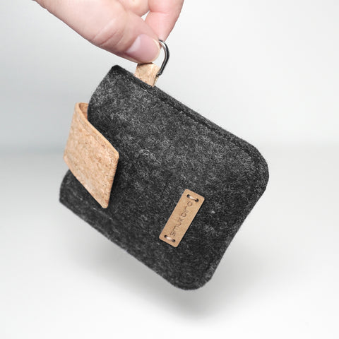 Kompakte Filz Schutzhülle für Bluetooth Kopfhörer in der Hand gehalten