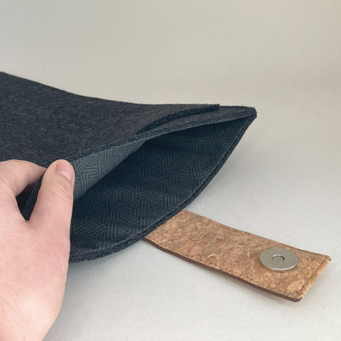 Fodral för MacBook Pro 14 | med magnetstängning och extra fack | antracit - spår | Modell "HAKA"