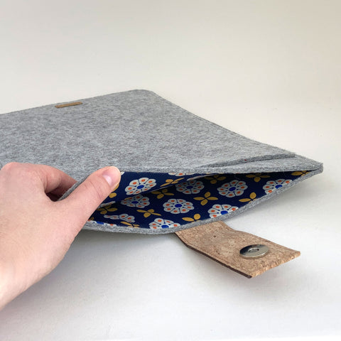 Fodral för MacBook Air M3 13 | med magnetstängning och extra fack | ljusgrå - Bloom | Modell "HAKA"