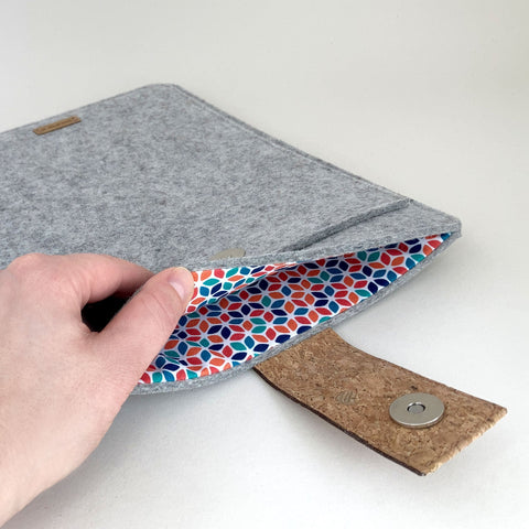 Fodral för MacBook Pro 16 | med magnetstängning och extra fack | ljusgrå - Färgglad | Modell "HAKA"