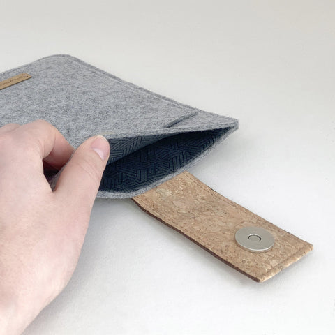 Fodral för PocketBook InkPad X | med magnetstängning och extra fack | ljusgrå - Tracks | Modell "HAKA"