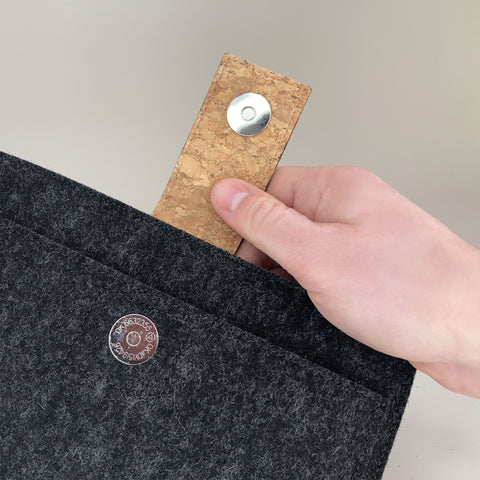 Fodral för MacBook Pro 16 | med magnetstängning och extra fack | antracit - spår | Modell "HAKA"