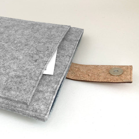 Fodral för MacBook Air M3 15.3 | med magnetstängning och extra fack | ljusgrå - ränder | Modell "HAKA"