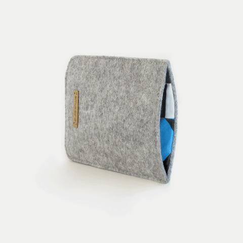 Stylische Handytasche für das Samsung Galaxy A37 aus hellgrauem Filz und Baumwolle, mit präzisen Nähten und passgenauer Form.