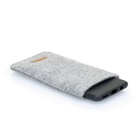 Handytasche für Samsung Galaxy A37 aus hellgrauem Wollfilz mit feinen Nähten, idealer Schutz für dein Smartphone.