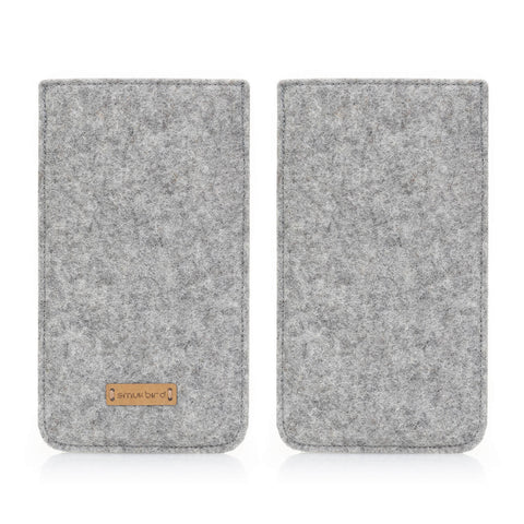 Stylische Handytasche für das Samsung Galaxy A37 aus hellgrauem Wollfilz, mit glatten Nähten und einem Holzlogo.