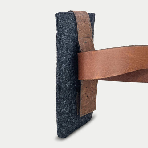 Gürteltasche aus hochwertigem Filz mit robustem Magnetverschluss und Gürtel aus Leder für Google Pixel 10 Pro Fold in anthrazit.