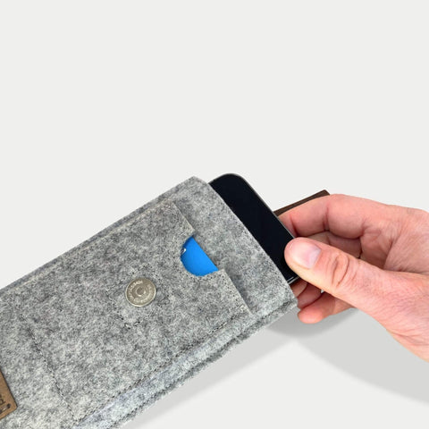 Handy in grauer Gürteltasche aus Filz für Motorola Razr 50 mit Magnetverschluss und Kartenfach.
