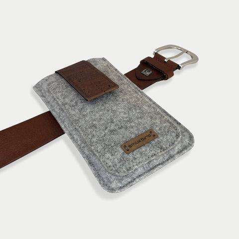 Elegante Gürteltasche aus grauem Filz für Samsung Galaxy A17 mit magnetischem Verschluss und Gürtelclip.