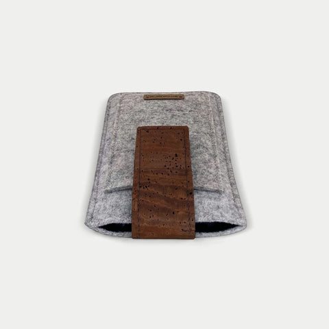 Elegante Gürteltasche aus Filz für iPhone 16 Pro Max mit magnetischem Verschluss in hellgrau.