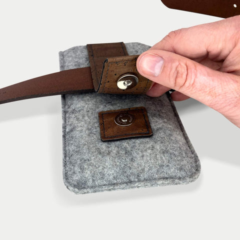 CLIP Gürteltasche für iPhone 17 in hellgrau mit magnetischem Verschluss und Gürtelbefestigung.