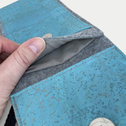 Axelremsväska för Fairphone 5 | av filt och ekologisk bomull | ljusgrå - azur | Modell KEDJA deluxe