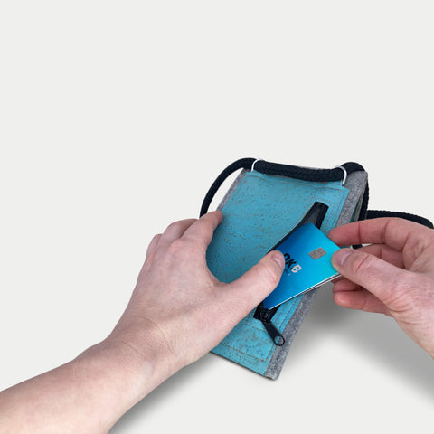 Axelremsväska för Fairphone 5 | av filt och ekologisk bomull | ljusgrå - azur | Modell KEDJA deluxe