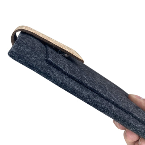 Fodral för PocketBook InkPad Lite | med magnetstängning och extra fack | antracit - ränder | Modell "HAKA"