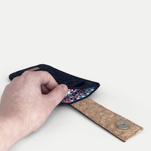 Handytasche für Google Pixel 10 in anthrazit mit Magnetverschluss und buntem Innenfutter.