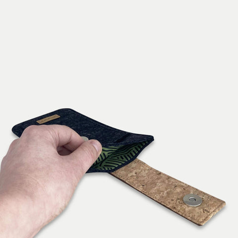 Handytasche für Motorola ThinkPhone25 mit Magnetverschluss und nachhaltigen Materialien in Anthrazit - Stripes.