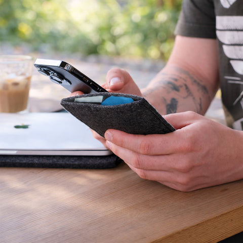 Mobiltelefonfodral på måttbeställning | tillverkat av filt och ekologisk bomull | antracit - shapes | "LET"-modell