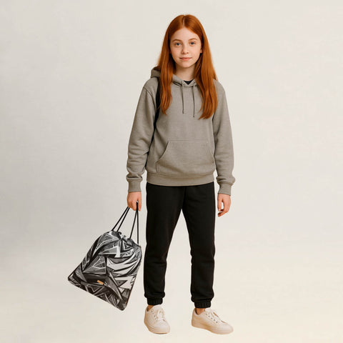 Person hält einen Turnbeutel mit grauschwarzem Grafikdesign locker in der Hand.