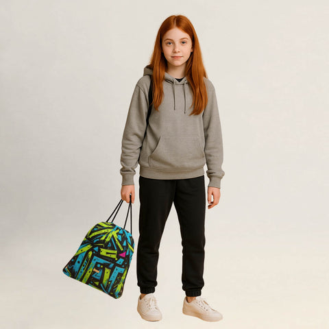 Person hält einen Turnbeutel mit farbigem Graffiti-Design locker in der Hand.