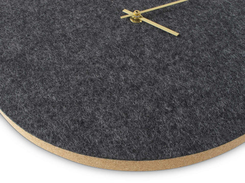Väggklocka av filt och kork 30 cm | antracit - guld | Design: Aalborg