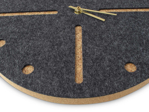 Väggklocka av filt och kork 30 cm | antracit - guld | Design: Odense