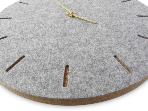 Väggklocka av filt och kork 30 cm | ljusgrå - guld | Design: Köpenhamn