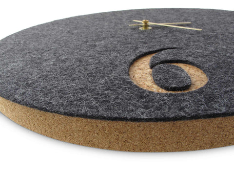 Väggklocka av filt och kork 30 cm | antracit - guld | Design: Aarhus