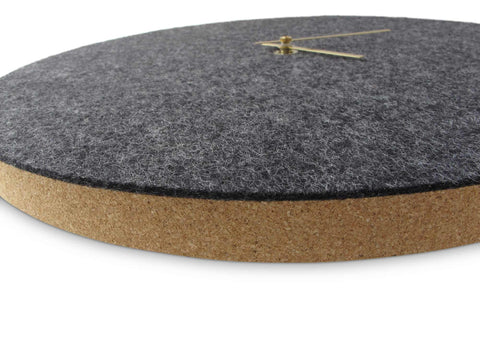 Väggklocka av filt och kork 30 cm | antracit - guld | Design: Aalborg