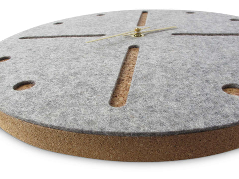 Väggklocka av filt och kork 30 cm | ljusgrå - guld | Design: Odense