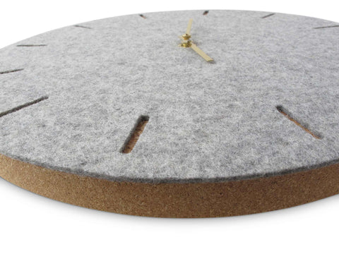 Väggklocka av filt och kork 30 cm | ljusgrå - guld | Design: Köpenhamn