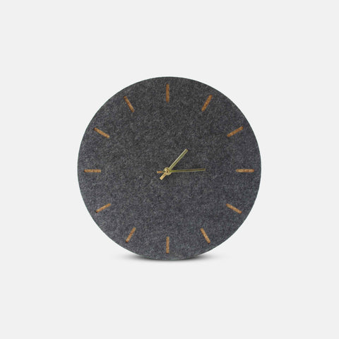 Väggklocka av filt och kork 30 cm | antracit - guld | Design: Köpenhamn