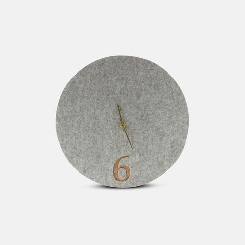 Väggklocka av filt och kork 30 cm | ljusgrå - guld | Design: Aarhus