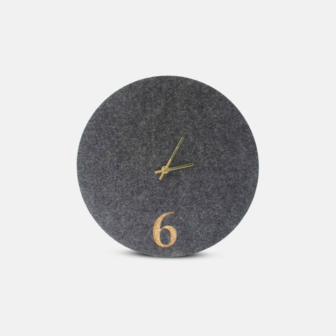 Väggklocka av filt och kork 30 cm | antracit - guld | Design: Aarhus
