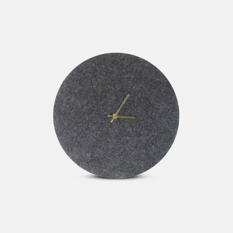 Väggklocka av filt och kork 30 cm | antracit - guld | Design: Aalborg