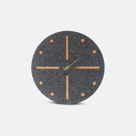 Väggklocka av filt och kork 30 cm | antracit - guld | Design: Odense