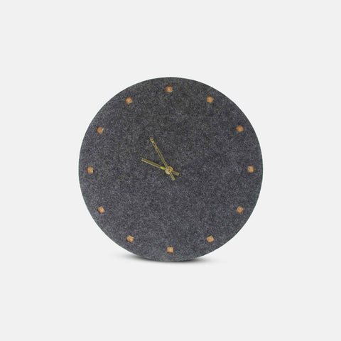 Väggklocka av filt och kork 30 cm | antracit - guld | Design: Esbjerg