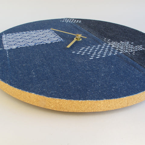 Väggklocka Wabi Sabi Denim rund 30 cm | Denim - Guld | Design: Fukuoka