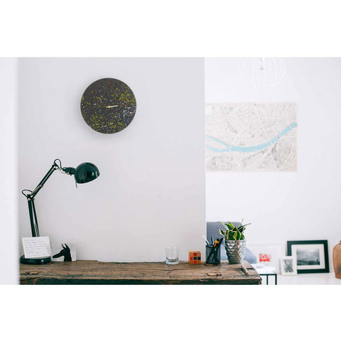 Väggklocka i filt och kork 30 cm | Design "Prickar" av Anja Streese