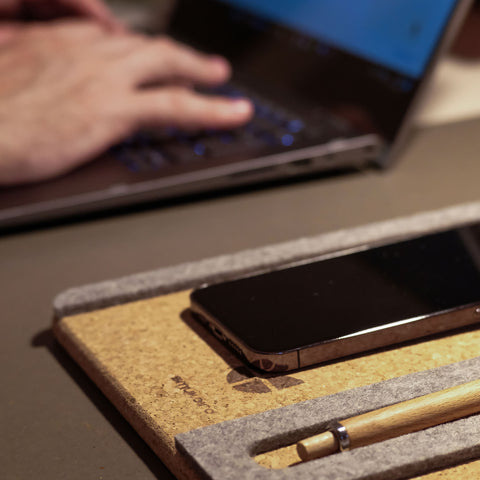 Organizer för mobiltelefon, anteckningsblock & pennor | gjord av filt och kork | ljusgrå