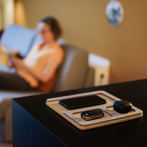 Organizer för mobiltelefon, nycklar, smycken etc. | gjord av filt och kork | ljusgrå