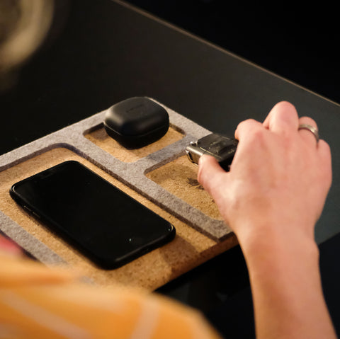 Organizer för mobiltelefon, nycklar, smycken etc. | gjord av filt och kork | ljusgrå