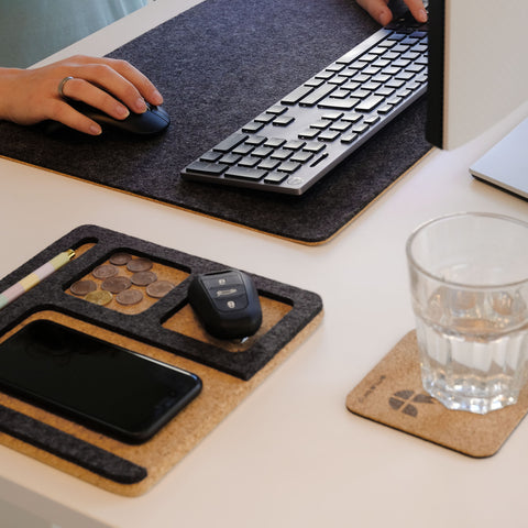 Organizer för mobiltelefon, anteckningsblock, penna, nycklar etc. | gjord av filt och kork | antracit