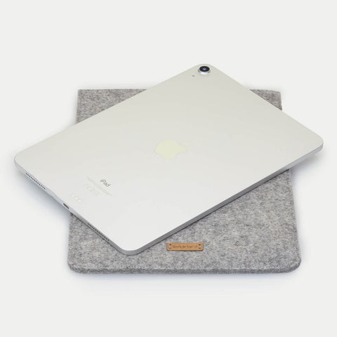 Fodral för iPad Pro 12.9" - 5th gen | tillverkad av filt och ekologisk bomull | ljusgrå - tracks | "LET"-modell
