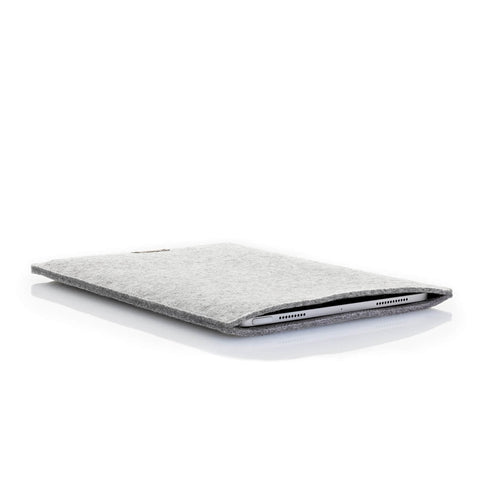 Fodral för iPad Pro 12.9" - 5th gen | tillverkad av filt och ekologisk bomull | ljusgrå - tracks | "LET"-modell