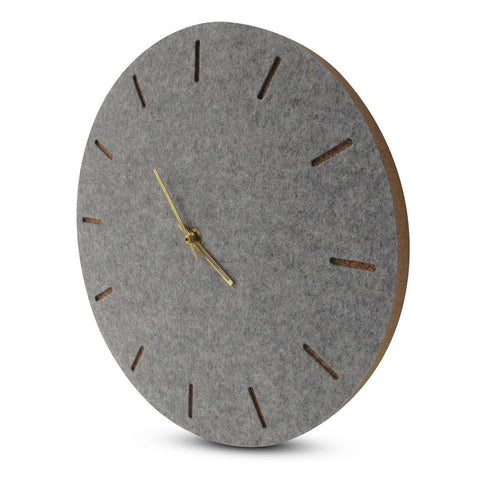 Väggklocka av filt och kork 30 cm | ljusgrå - guld | Design: Köpenhamn