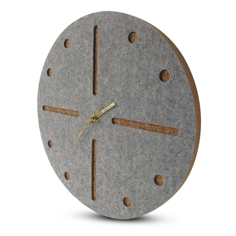 Väggklocka av filt och kork 30 cm | ljusgrå - guld | Design: Odense